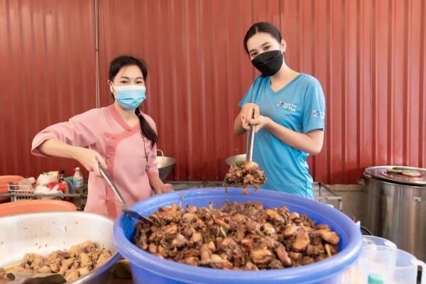 Sinh nhật đặc biệt của Hoa hậu Tiểu Vy; Quyền Linh xin vào chùa tá túc?