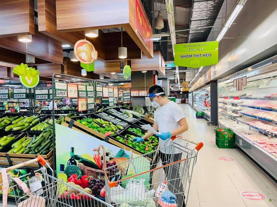 Đại Nghĩa hăng hái đi siêu thị giúp người dân TP HCM; NS Xuân Bắc có triệu chứng nghi nhiễm COVID-19