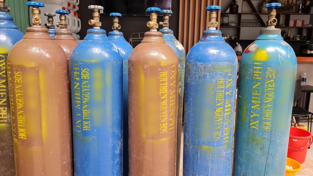 Phan Hiển chia sẻ lý do Khánh Thi livestream khóc lúc nửa đêm; Việt Hương đi phun sơn bình oxy, tránh bị đem bán sau khi sử dụng