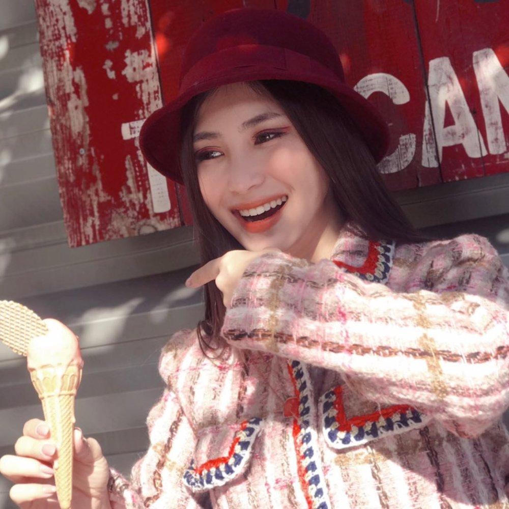 Hương Tràm bất ngờ quyết định đổi nghệ danh khi hoạt động tại Mỹ; động thái của Trấn Thành khi liên tục bị nói sao kê trên trang cá nhân