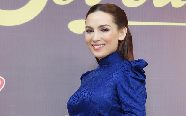 Sức khỏe Phi Nhung sau 6 ngày chuyển viện điều trị COVID-19; KIm Ngân ngày càng tiều tụy khi chia xa Thúy Nga?