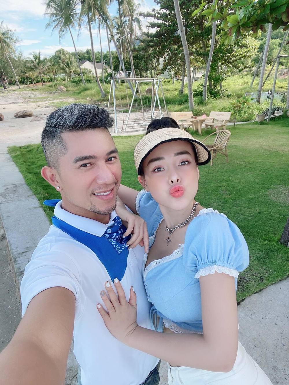 Phương Mỹ Chi chia sẻ hành trình cùng gia đình điều trị COVID-19; Việt Hương bàn giao chiếc xe cứu thương từ thiện thứ 5