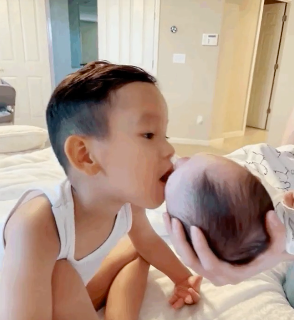 Vợ chồng Lý Hải cư xử tinh tế khi đi thiện nguyện; Noo Phước Thịnh xin lỗi vì status gây xôn xao