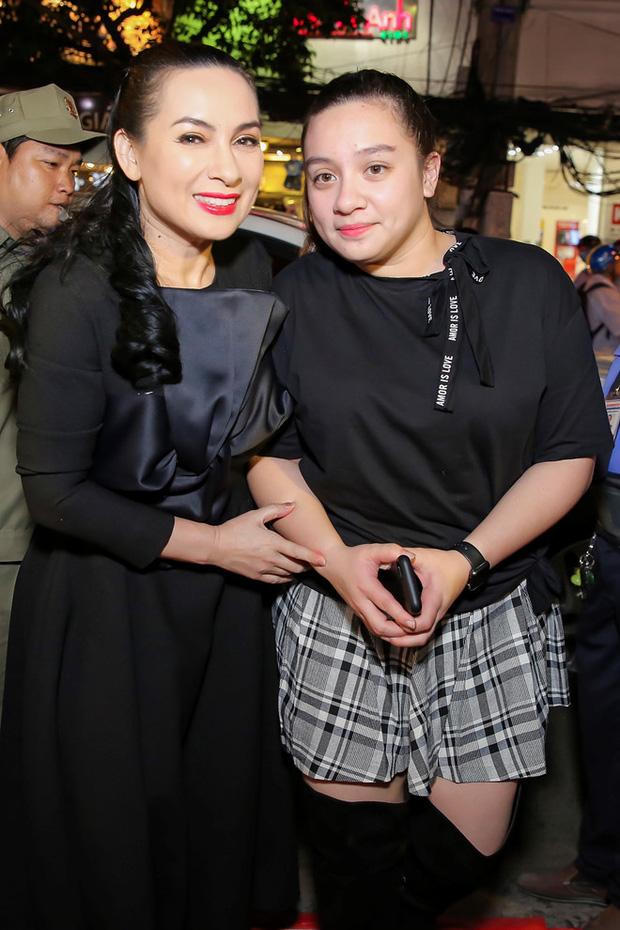 Người mẫu Trang Trần thông báo mắc COVID-19; MC Đại Nghĩa trần tình 3 tỷ đồng nhận từ Trấn Thành