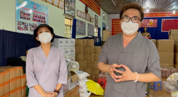 MC Đại Nghĩa tạm ngưng tiếp tế lương thực cho bà con TP HCM; Phương Thanh gây xúc động khi tặng quà sinh nhật cho cố NS Minh Thuận