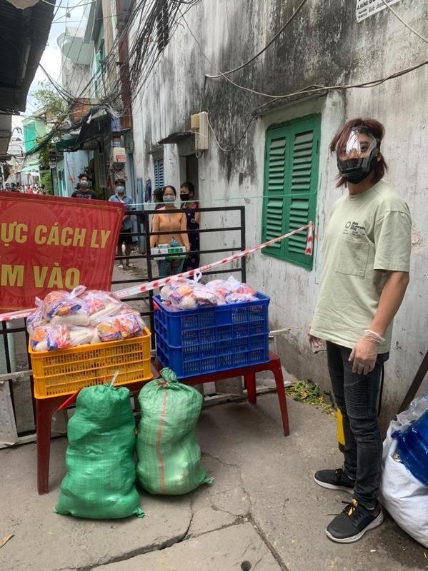 Việt Hương chào tạm biệt trong buổi phát lương thực cuối cùng; Đỗ Thị Hà lên tiếng trước nghi vấn bị Đỗ Mỹ Linh 'bắt nạt'