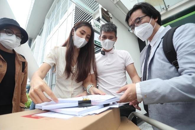 Thủy Tiên - Công Vinh nộp đơn kiện nữ CEO; ca sĩ Siu Black đi làm từ thiện mùa dịch