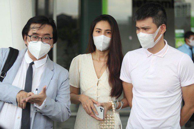 Thủy Tiên - Công Vinh nộp đơn kiện nữ CEO; ca sĩ Siu Black đi làm từ thiện mùa dịch