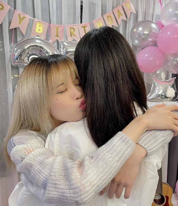 NS Tấn Hoàng tuy nghèo nhưng không khổ; dàn sao Việt nguyện cầu cho Phi Nhung sau thông tin sức khoẻ chuyển biến xấu