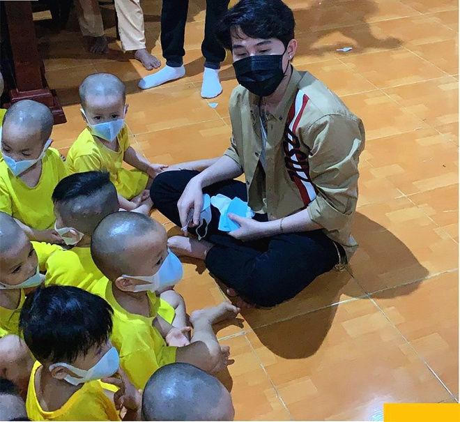 Jack trích thù lao Running Man hỗ trợ trẻ em khó khăn; Cuộc sống éo le của bố anh Núi 'Sóng ở đáy sông'