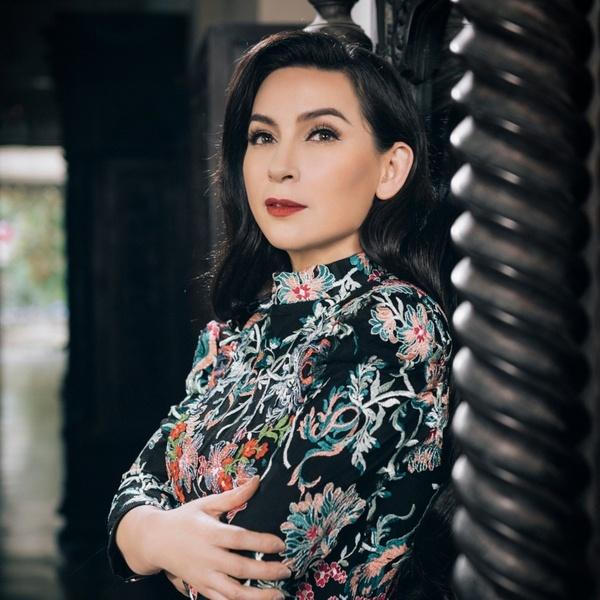 Con gái ruột Phi Nhung chưa thể về Việt Nam chịu tang mẹ; Chi Pu chia sẻ rõ lý do sang Mỹ; Tỷ phú Hoàng Kiều nhận nuôi con nuôi thay Phi Nhung