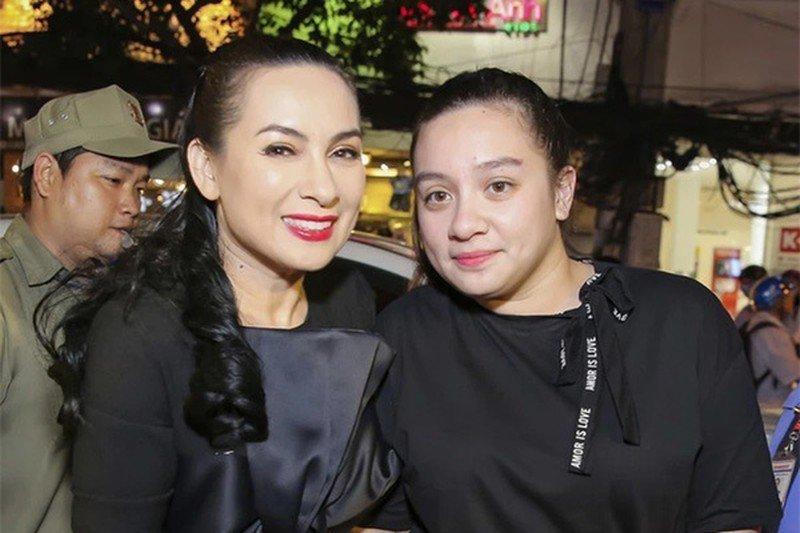 Con gái ruột Phi Nhung chưa thể về Việt Nam chịu tang mẹ; Chi Pu chia sẻ rõ lý do sang Mỹ; Tỷ phú Hoàng Kiều nhận nuôi con nuôi thay Phi Nhung