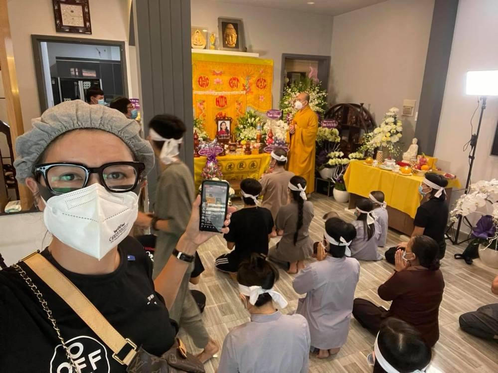 Sao Việt duy nhất đến tận nhà làm lễ cho Phi Nhung; Liên Bỉnh Phát lọt top 100 Gương mặt tạp chí đẹp nhất Châu Á