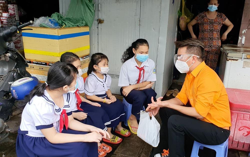 Ngọc Sơn hát tri ân tuyến đầu; Sao Việt tại TP HCM đi làm ngày đầu tiên nới lỏng giãn cách