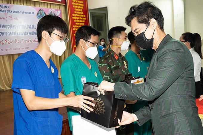 Ngọc Sơn hát tri ân tuyến đầu; Sao Việt tại TP HCM đi làm ngày đầu tiên nới lỏng giãn cách