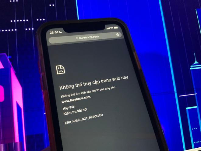 Facebook tê liệt trên toàn cầu, cổ phiếu lao dốc, đại diện lên tiếng xin lỗi trên Twitter
