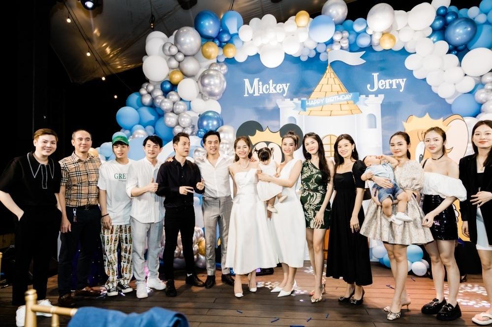 Ông xã Việt Hương lên tiếng trước thông tin về Mỹ do ồn ào từ thiện; Hòa Minzy bức xúc khi hình ảnh của con trai bị lợi dụng để quảng cáo