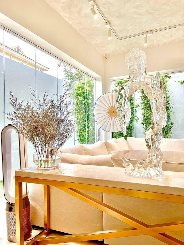 Ngắm căn biệt thự xa hoa giữa lòng Sài Gòn của "nữ hoàng giải trí" Hồ Ngọc Hà 