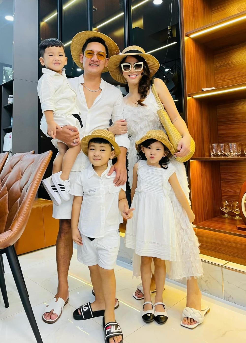 Con gái ôm di ảnh cố ca sĩ Phi Nhung, nở nụ cười rạng rỡ đi du lịch; Lương Mạnh Hải tung ảnh kỷ niệm bên Hà Tăng dịp sinh nhật