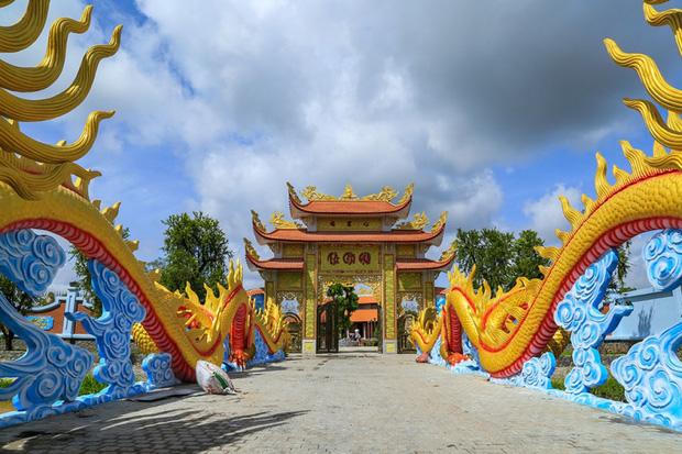 Cận cảnh Nhà thờ Tổ sơn son thếp vàng của NS Hoài Linh