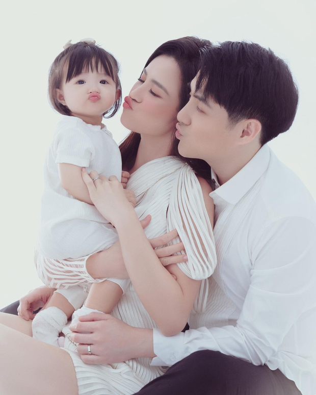 Nghệ sĩ Kim Ngân tiếp tục lang thang, ngồi co ro bên đường dù đã có nhà riêng; Việt Hương chia sẻ về hành trình hơn 3 tháng thiện nguyện