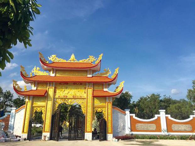 Cận cảnh Nhà thờ Tổ sơn son thếp vàng của NS Hoài Linh