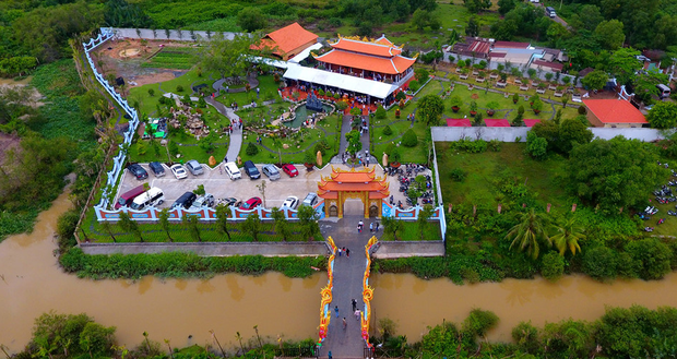 Cận cảnh Nhà thờ Tổ sơn son thếp vàng của NS Hoài Linh