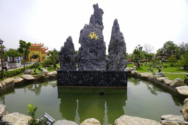 Cận cảnh Nhà thờ Tổ sơn son thếp vàng của NS Hoài Linh