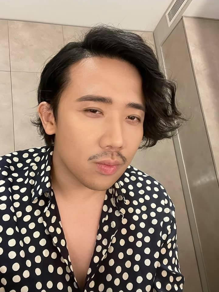  Trung Dũng lần đầu khoe ảnh hạnh phúc bên 2 con trai; Trấn Thành lên tiếng khi bị chê mái tóc dài, uốn xoăn