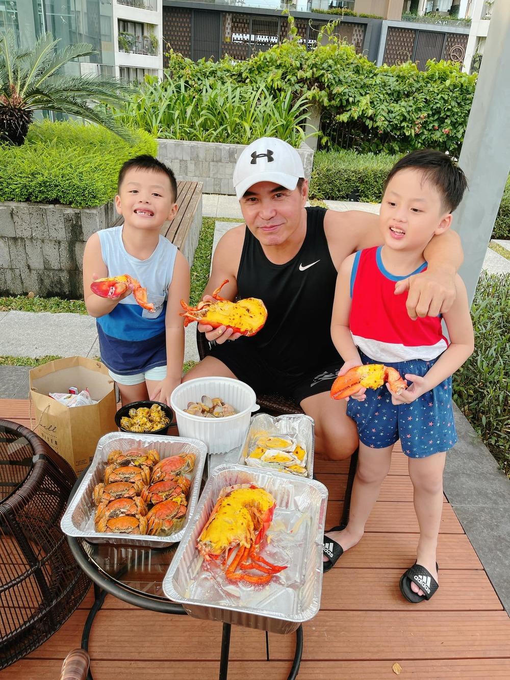  Trung Dũng lần đầu khoe ảnh hạnh phúc bên 2 con trai; Trấn Thành lên tiếng khi bị chê mái tóc dài, uốn xoăn