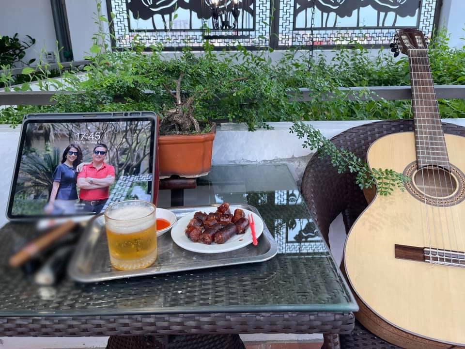 Chí Trung hạnh phúc bên bạn gái doanh nhân kém 18 tuổi