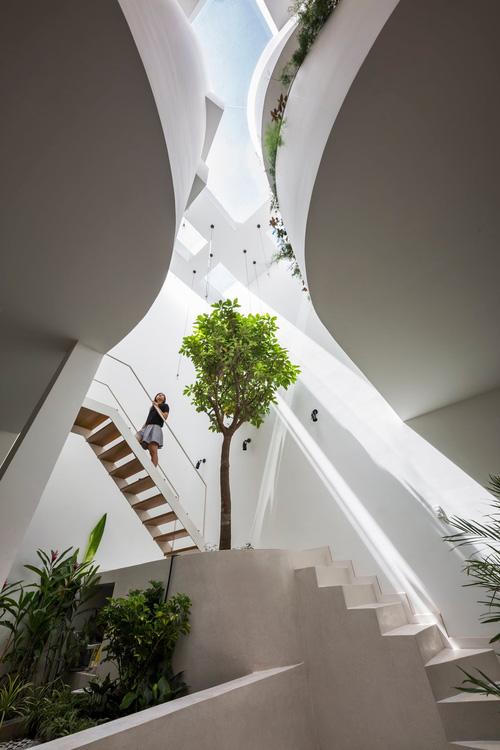 Kiến trúc "bổ đôi" biệt lập nhưng vẫn không thiếu sự gắn kết của căn biệt thự ở Sài Thành 