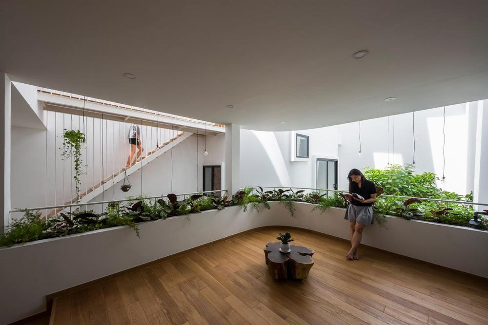 Kiến trúc "bổ đôi" biệt lập nhưng vẫn không thiếu sự gắn kết của căn biệt thự ở Sài Thành 