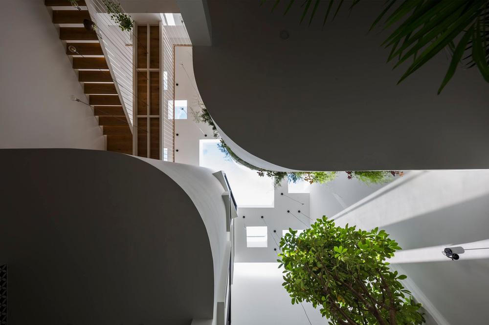 Kiến trúc "bổ đôi" biệt lập nhưng vẫn không thiếu sự gắn kết của căn biệt thự ở Sài Thành 