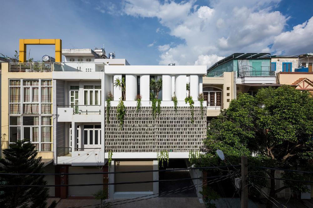 Kiến trúc "bổ đôi" biệt lập nhưng vẫn không thiếu sự gắn kết của căn biệt thự ở Sài Thành 