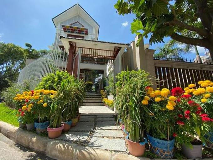 Biệt thự kín hoa của vợ chồng diễn viên Quý Bình