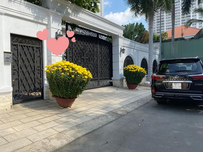 Thăm biệt thự trắng bề thế của Phượng Chanel