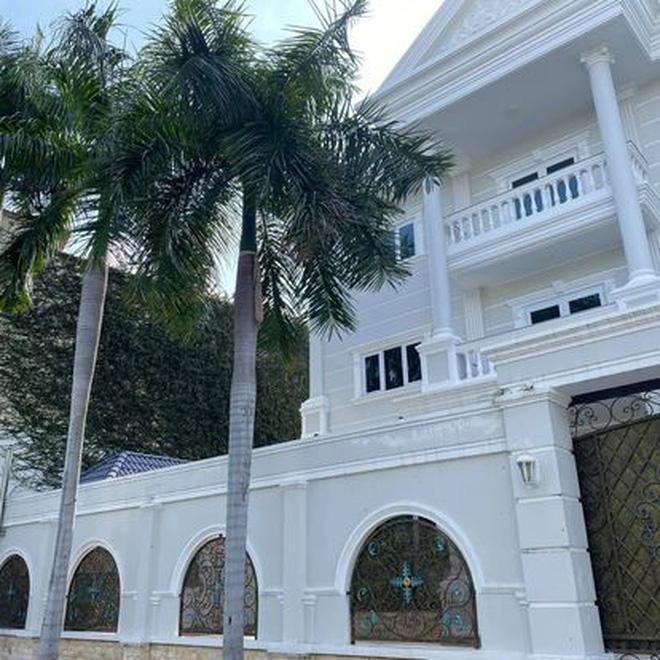 Thăm biệt thự trắng bề thế của Phượng Chanel