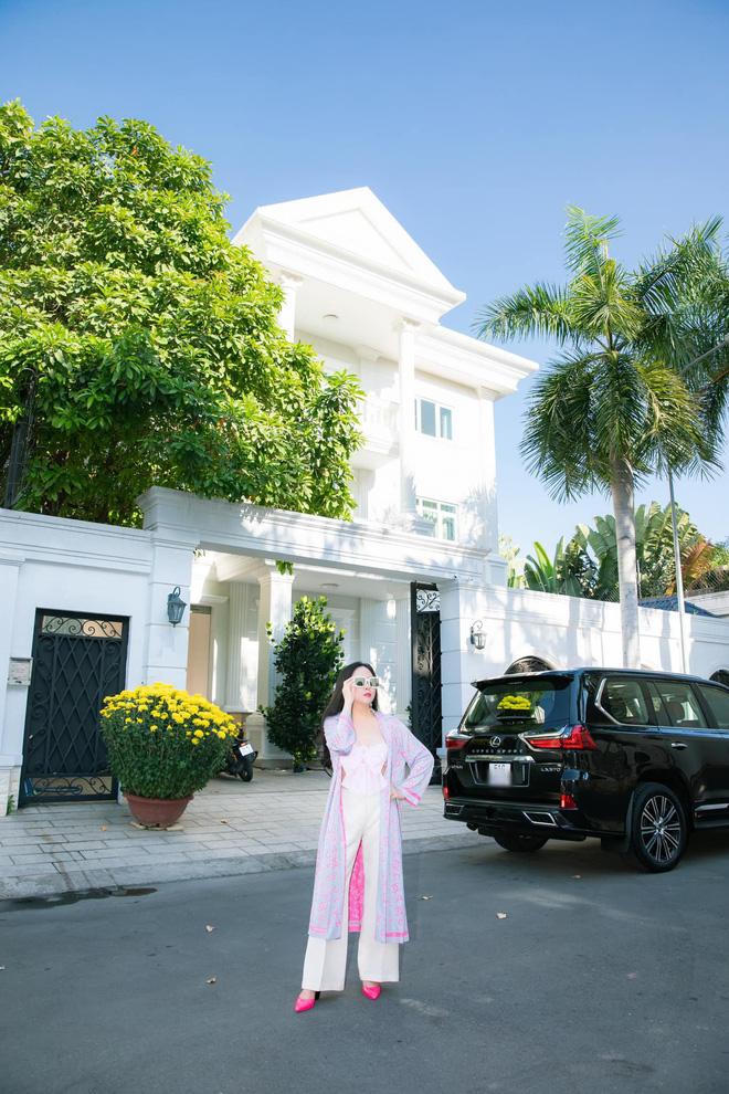 Thăm biệt thự trắng bề thế của Phượng Chanel