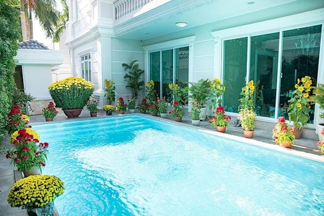 Thăm biệt thự trắng bề thế của Phượng Chanel