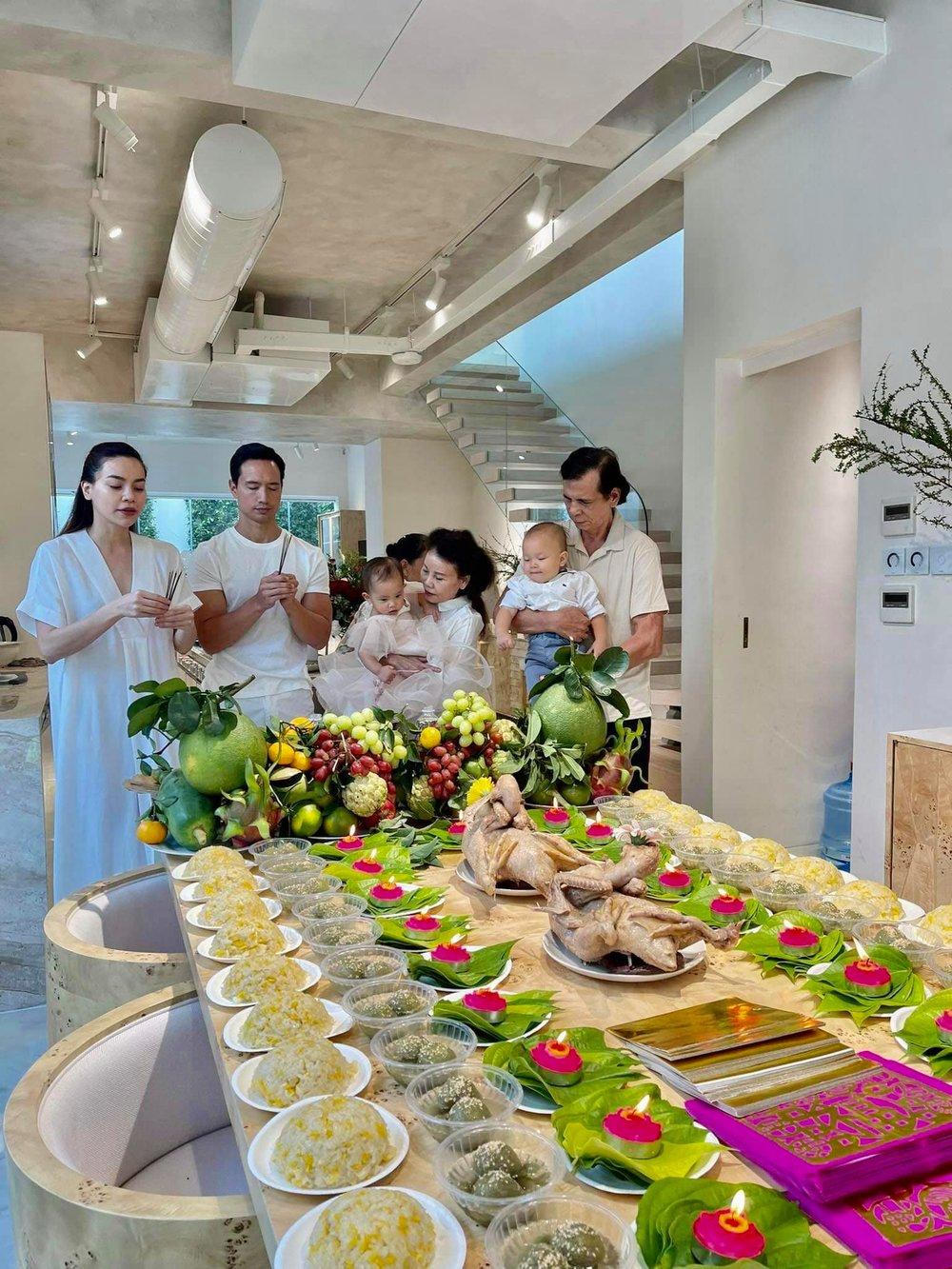 Nhiều sao Việt tham dự tiệc thôi nôi của cặp sinh đôi nhà Hà Hồ - Kim Lý