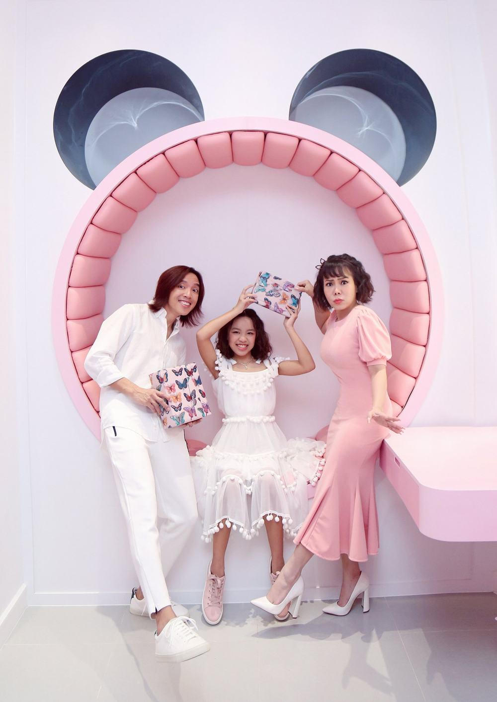 Vợ chồng Việt Hương mừng sinh nhật đầu tiên của con gái ở Việt Nam