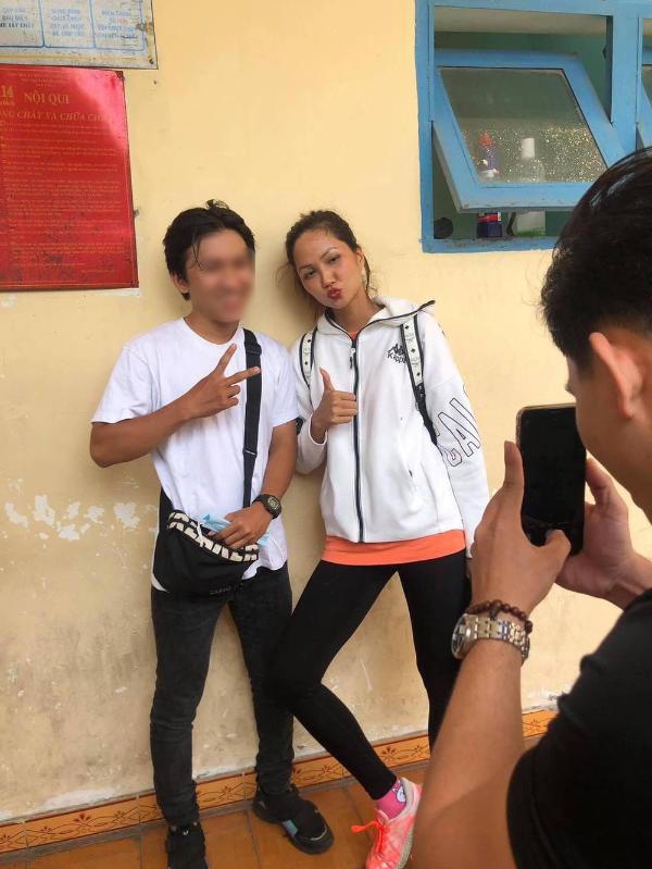 H'Hen Niê gây "sốt" vì vóc dáng siêu thực dưới ống kính "người qua đường"