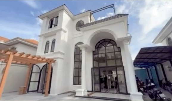 Toàn cảnh biệt thự mới của Lệ Quyên, hơn 3 tỷ chỉ đủ xây cái cổng nhà