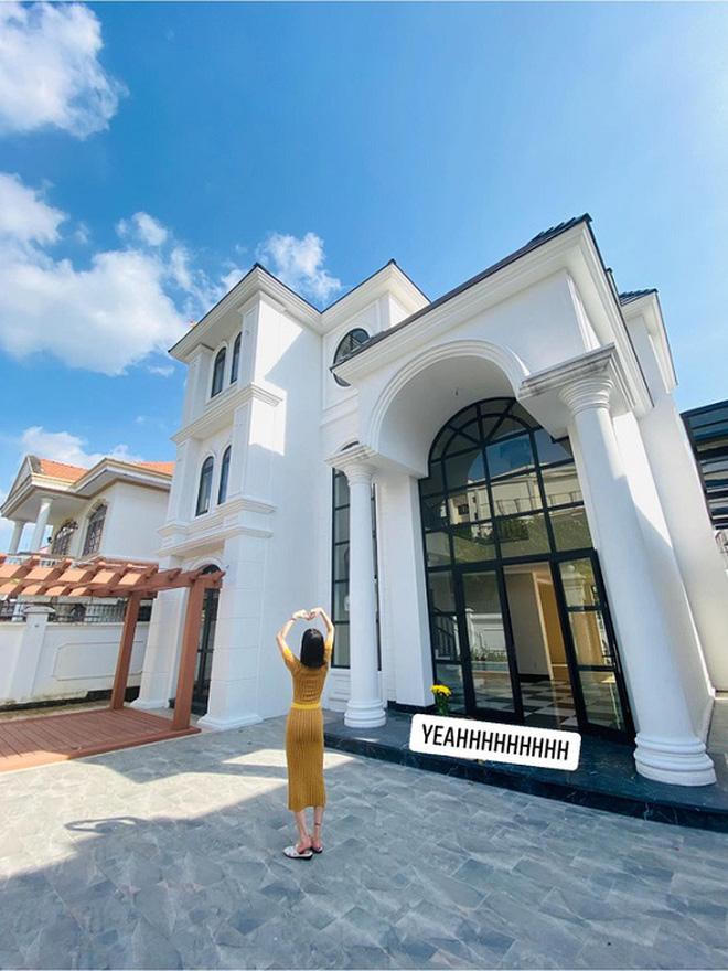 Toàn cảnh biệt thự mới của Lệ Quyên, hơn 3 tỷ chỉ đủ xây cái cổng nhà