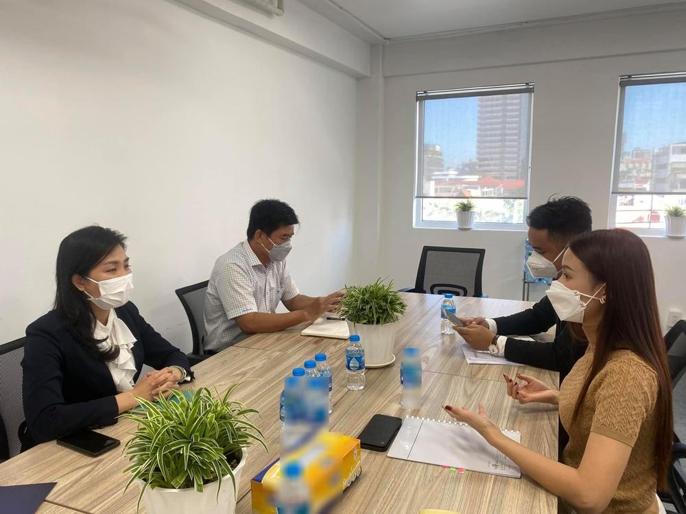 Đỗ Thị Hà tích cực tập catwalk, học trang điểm trước thềm Miss World; Sam lên tiếng khép lại câu chuyện ồn ào với ban quản lý chung cư