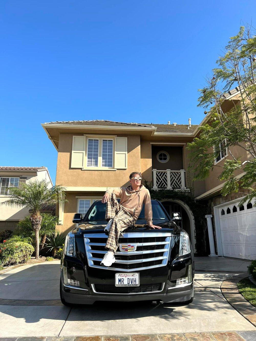 Đàm Vĩnh Hưng khoe ảnh tạo dáng trước căn biệt thự ở Mỹ, nghệ sĩ Hoàng Lan gọi điện "cầu cứu" Kim Phụng