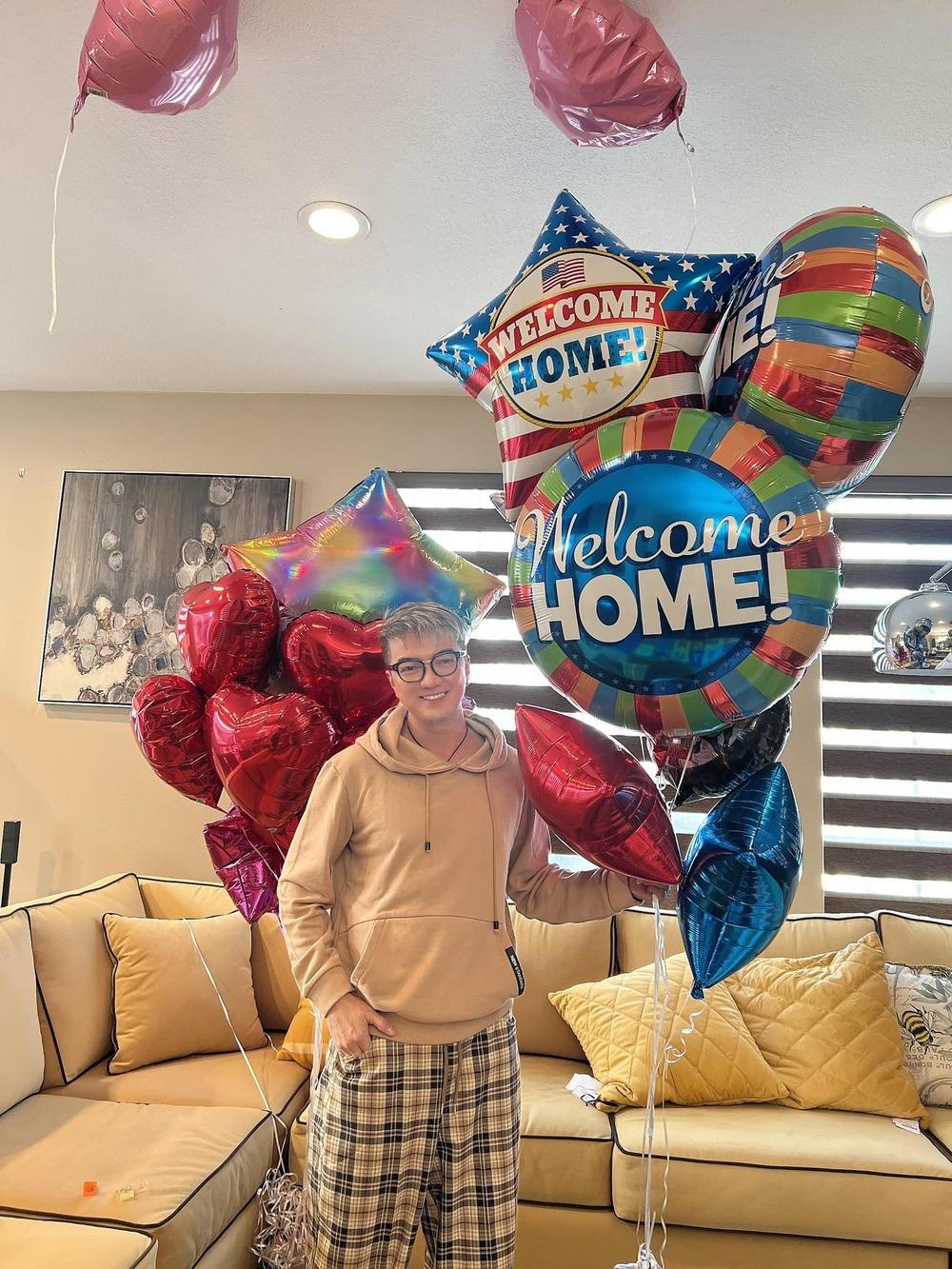 Đàm Vĩnh Hưng khoe ảnh tạo dáng trước căn biệt thự ở Mỹ, nghệ sĩ Hoàng Lan gọi điện "cầu cứu" Kim Phụng