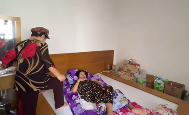 Đàm Vĩnh Hưng khoe ảnh tạo dáng trước căn biệt thự ở Mỹ, nghệ sĩ Hoàng Lan gọi điện "cầu cứu" Kim Phụng