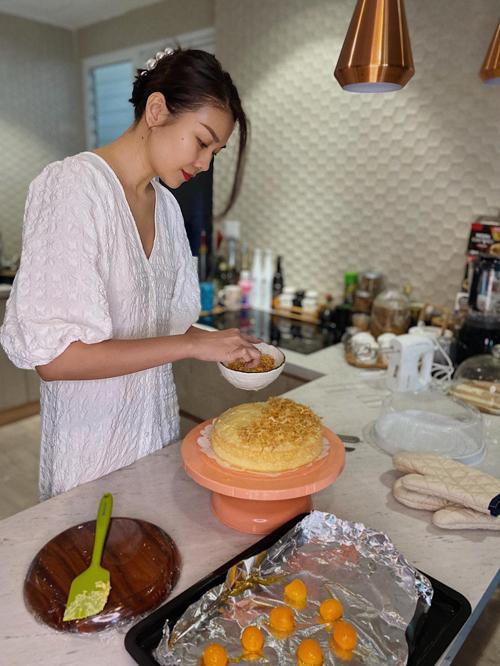 Căn hộ tự thiết kế với nội thất tối giản trắng xám của siêu mẫu Thanh Hằng